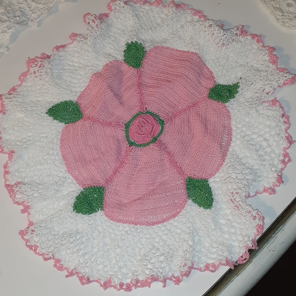 4 DOILIES Collection Crochet White Pink Floral Grannycore Cottagecore Dainty VNT - Picture 5 of 9